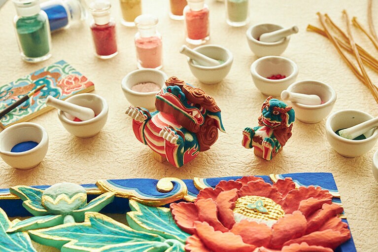 宝の小槌は過程内の災いを払う縁起物。伝統工芸士の伊原実穂氏がデザインした白木の小槌に彩色する。