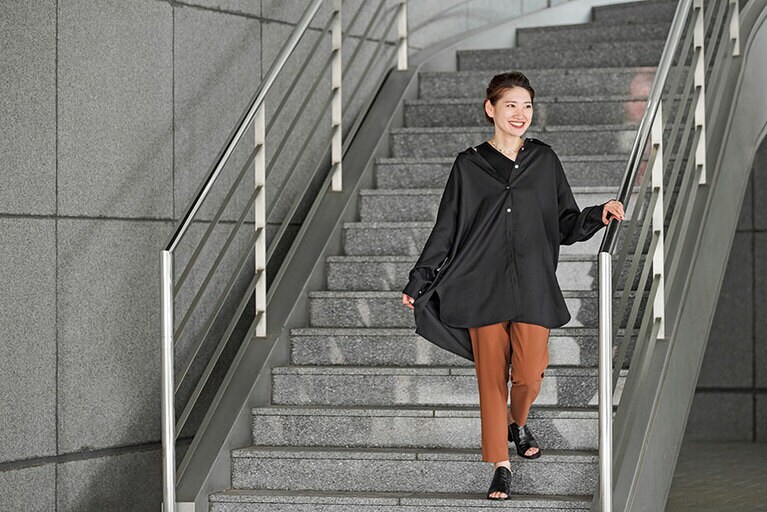 オーバーシャツブラウス　12,800円、ハイスペックダブルクロステーパードパンツ12,800円、アシメタンク7,800円、メタルツイストチョーカー8,000円／以上、UNITED TOKYO (UNITED TOKYO WOMENS 新丸ビル店03-6273-4944)、サンダル本人私物。