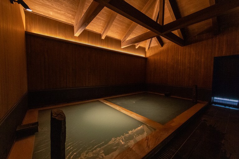 内風呂は、源泉かけ流しの「あつ湯」、温泉成分を流すための「ぬる湯」の2つ。