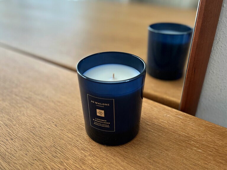 イングリッシュラベンダーと夜に花開くムーンフラワーが奏でる、心安らぐ穏やかな香り。ラベンダー & ムーンフラワー ホーム キャンドル 200g 9,350円／ジョー マローン ロンドン