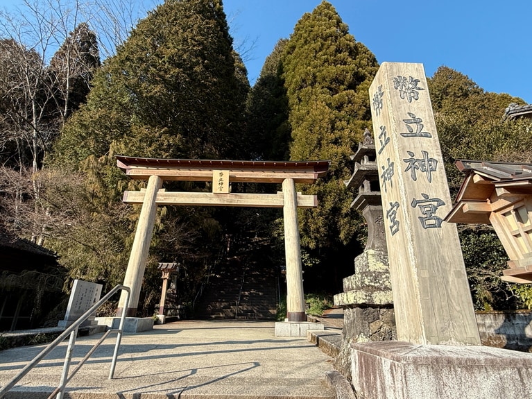 九州最強の聖地といわれるパワースポットの幣立神宮の鳥居。