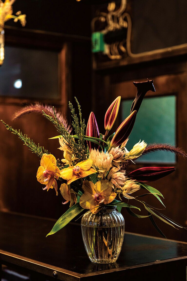 花瓶に生けることで花をより美しく。