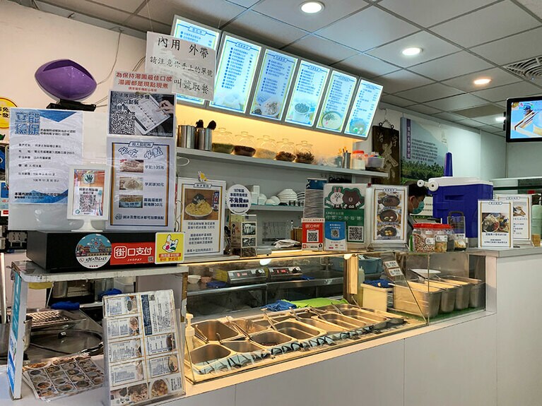 白が基調の店内。