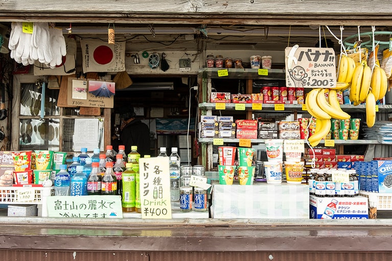七合目で休憩させてもらった山小屋の売店。ノスタルジックでかわいらしい！