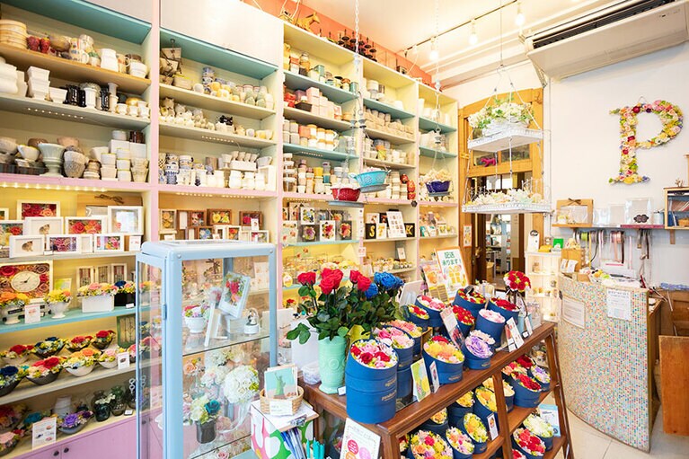 元銀行ならではの高い天井を生かした店内。