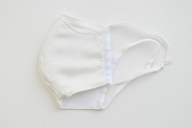 シルクマスクの肌面／JEWLINGE