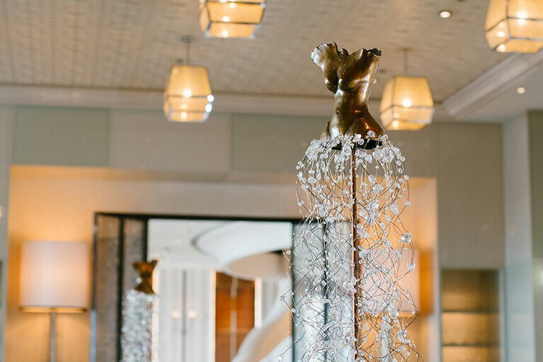 南アフリカのアーティスト・Estella Fransbergenによる現代アート「Reflection Girls I」。