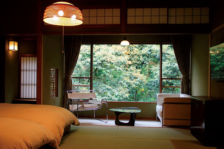 【あらや滔々庵】山庭に面した数奇屋風の客室。