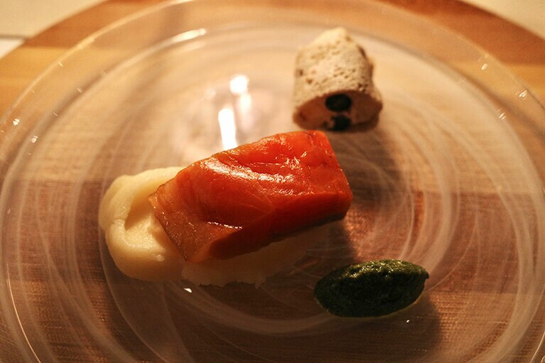「アルプスサーモンの瞬間燻製 さくらんぼの枝を使って／十割蕎麦クレープ」
