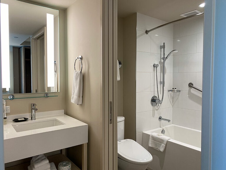 トイレと洗面台を分けて、より使いやすく。