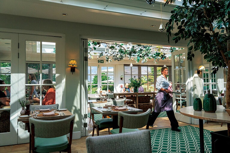 肩肘張らないレストランは地元民からも人気。