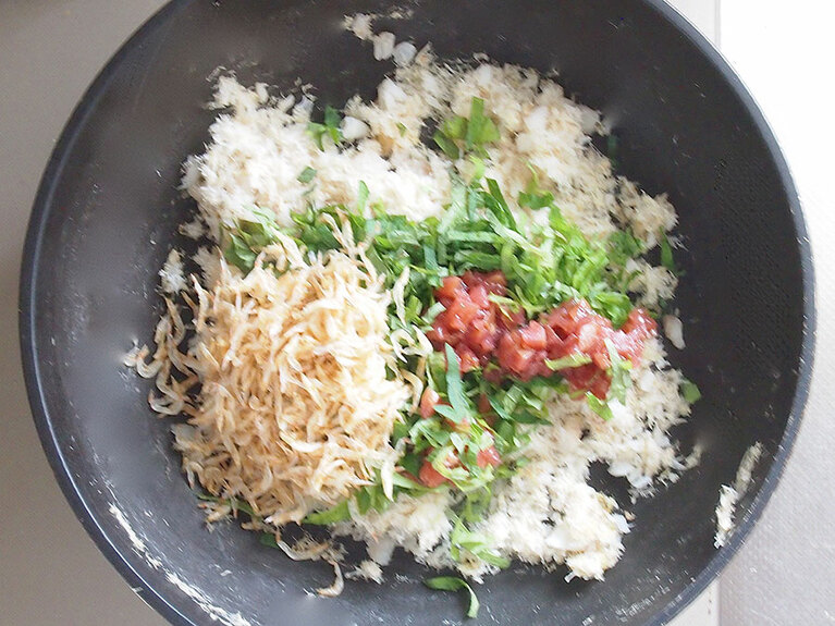 干しエビ、大葉、梅干し、生姜を入れ、全体を混ぜる。