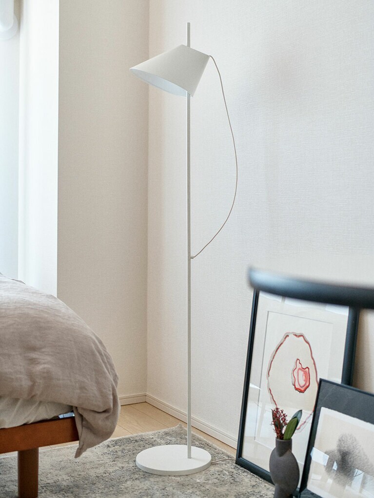 シェードが自在に稼働。部屋のコーナーをやさしく照らし、インテリアにメリハリを生むライト。Yuh フロア 104,500円／ルイスポールセンジャパン