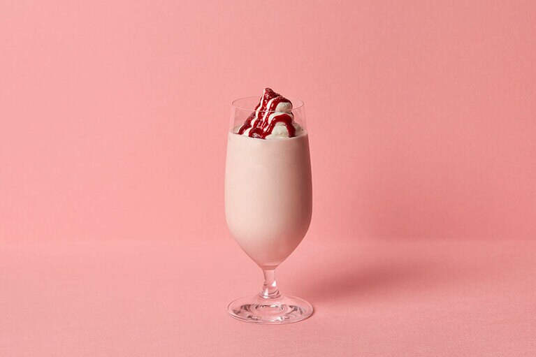 「白ごまのストロベリーシェイク」730円。