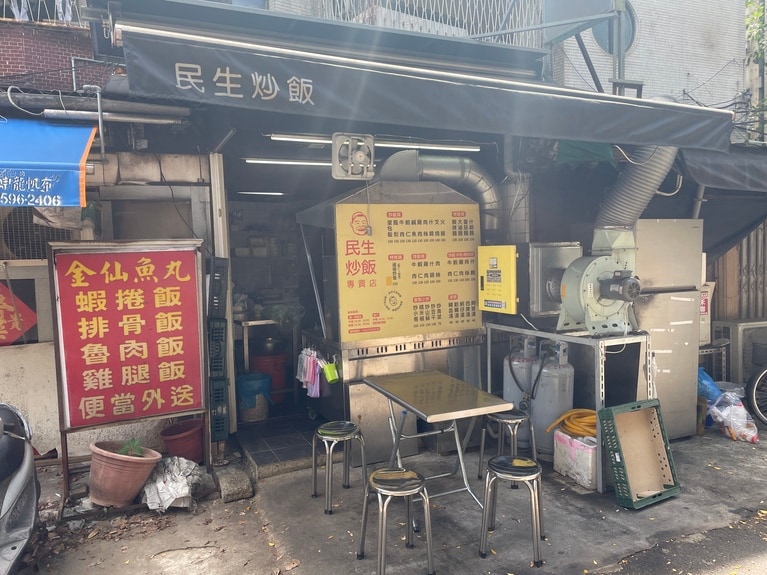 “THEローカルご飯のお店”といった佇まいで、ひっきりなしにテイクアウト客が訪れる人気店。