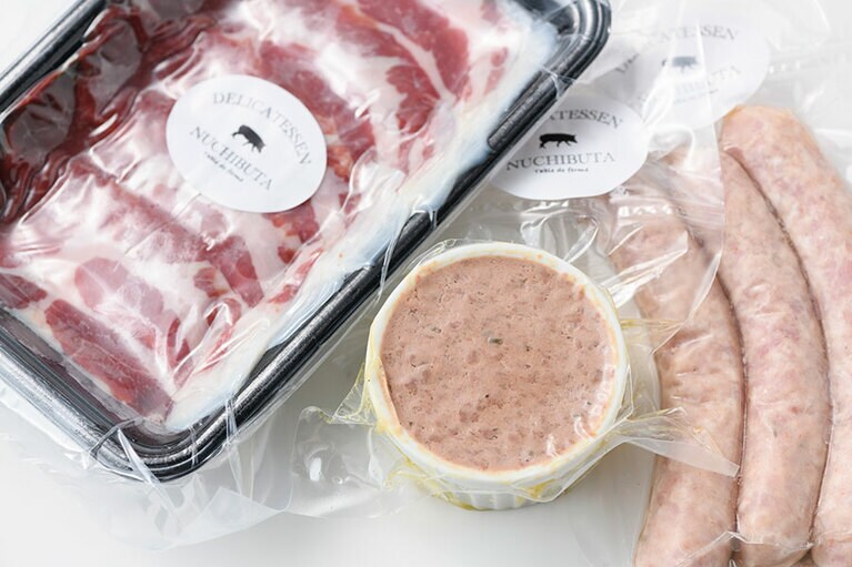 【沖縄県】左から：デリカテッセンまちなと一丁目の「命豚の自家製デリカ」命豚生ハム 600円(60g)、命豚レバーペースト 650円(70g)、命豚ソーセージ 500円(150g)。