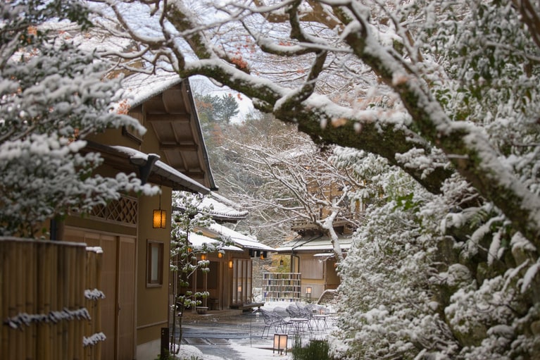 街の喧騒から離れた奥嵐山に位置する星のや京都は、冬の季節はひときわ静か。平安時代の貴族と同じように、静寂と水墨画のような景観を楽しみたい。