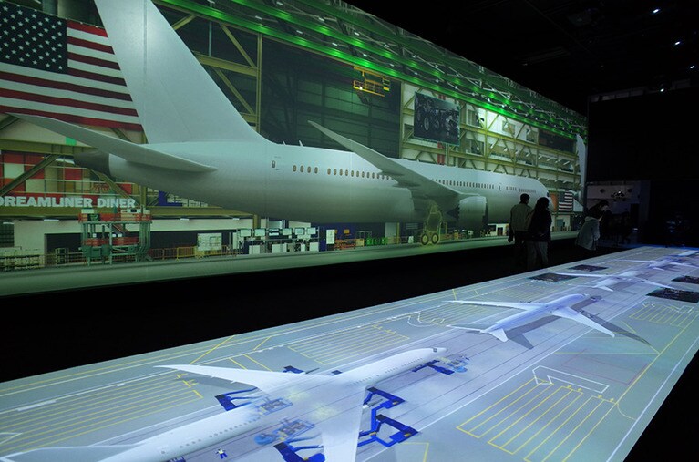 「ボーイングファクトリー」では、ボーイング機が造られる様子を工場内にいるかのように見ることができる。