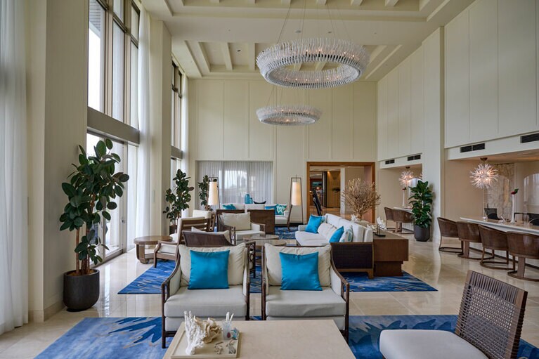 南ぬ島の華やかな光に包まれる「ベイウィング」のロビーラウンジ。