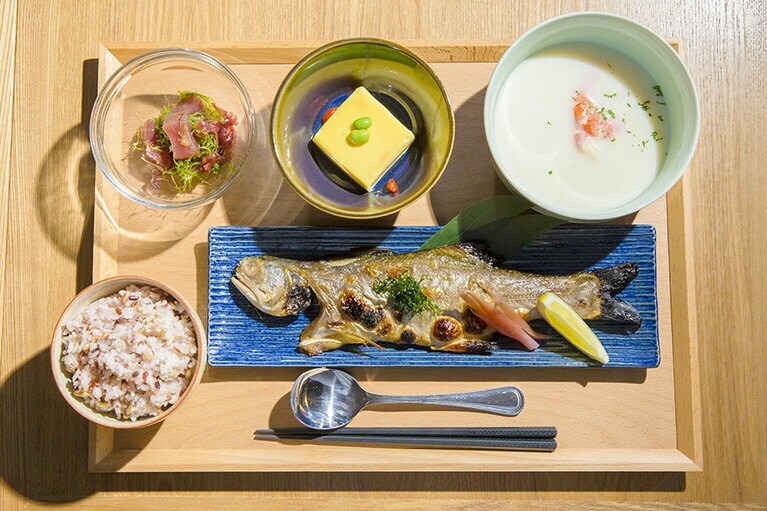 モイの塩焼きとカウアイエビのビシソワーズ。