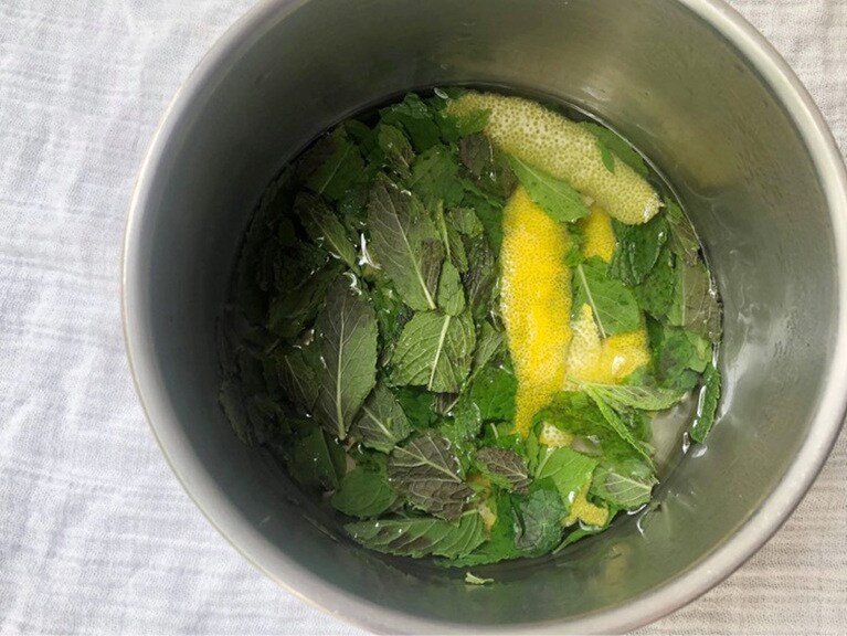 シロップにレモンとミントの香りを移します。