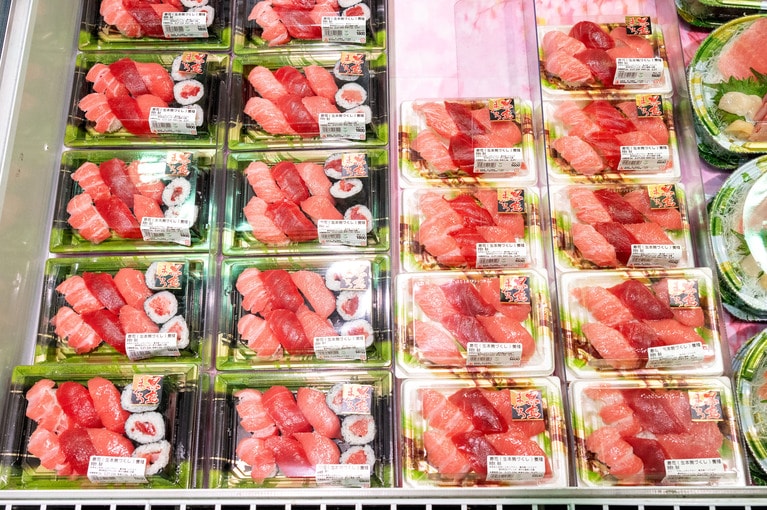 マグロのうまさにゾッコン……！ という人も多い。週2でマグロの解体ショーも開催。