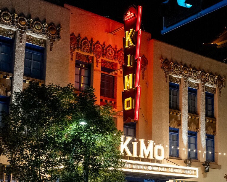 1927年に開場した「キモシアター」。 年間を通じて現在も頻繁に公演などが行われています。