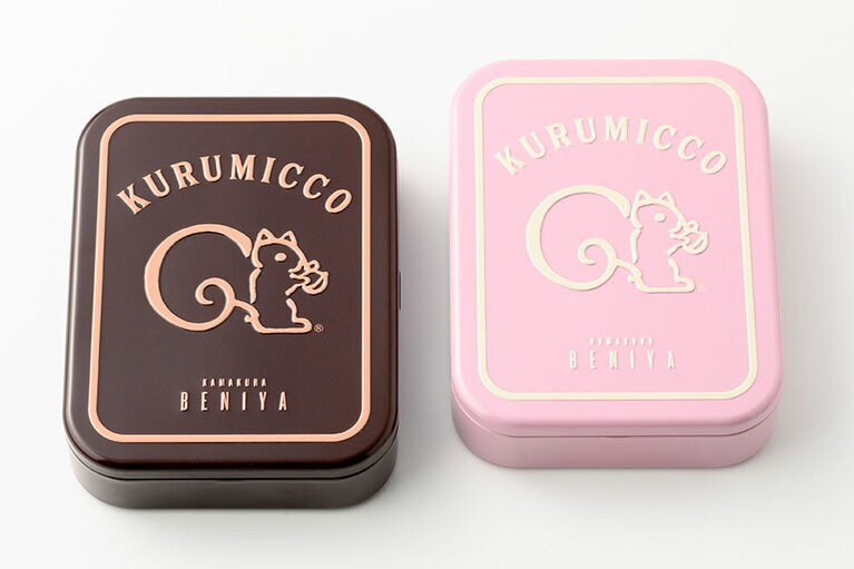 鎌倉紅谷「クルミッ子」10個入り(缶) 2,052円。通年販売されているのは、左のブラウン缶のみだが、今年のバレンタイン・ホワイトデー限定でスイートピンク缶もお目見えした／神奈川県