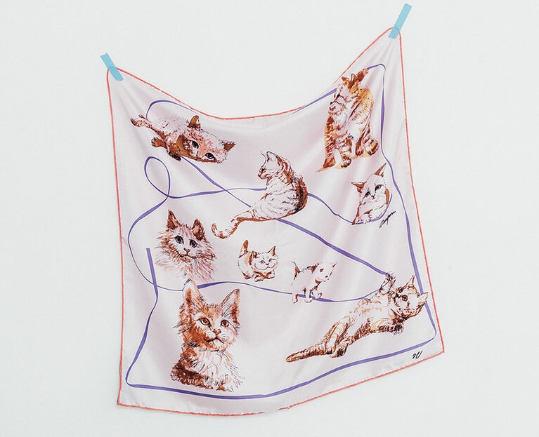 manipuriのシルクスカーフ65「キャットリボン」（パープル）。15,400円／マニプリ