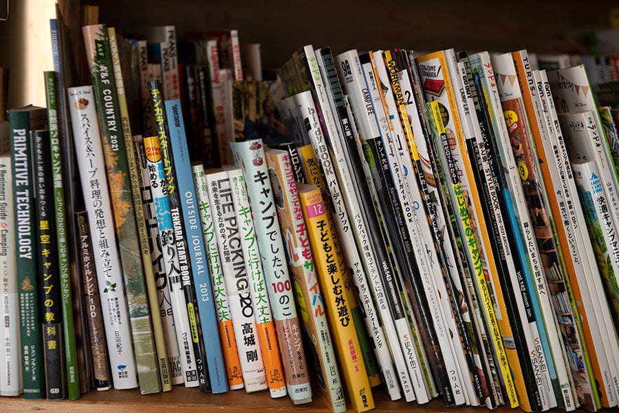 談話室の本棚に並ぶ多くのキャンプ書籍。じっくり情報収集することも可能だ。