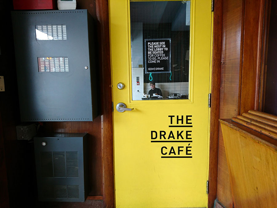 この黄色いドアがカフェへの目印。