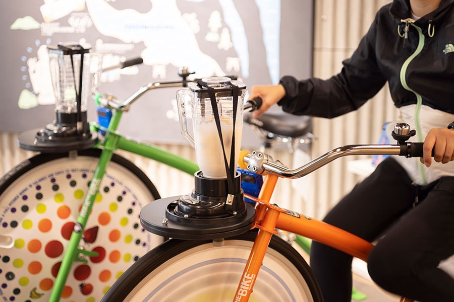 ミキサー付き自転車「フェンダーブレンダー」でスムージーを作るのも楽しい！(1回 900円)