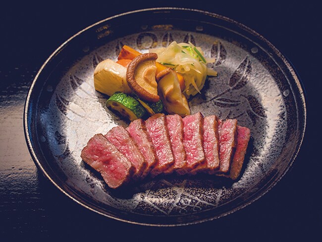 【陶泉 御所坊】希少なブランド但馬牛「但馬玄」を藁焼きに。食事はレストラン「餐房 閑」か部屋食。Photo: Tamon Matsuzono