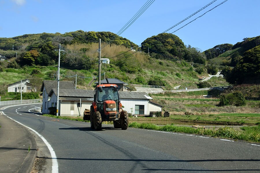 県道でトラクターとすれ違うことも。田畑では、近隣の住民が手伝っている様子を見かけたことも。