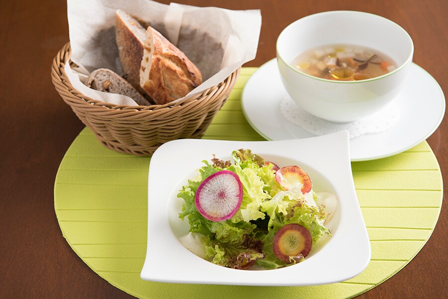 HOTEL KURBIO［群馬／草津温泉］有機野菜たっぷりのサラダスープランチ。