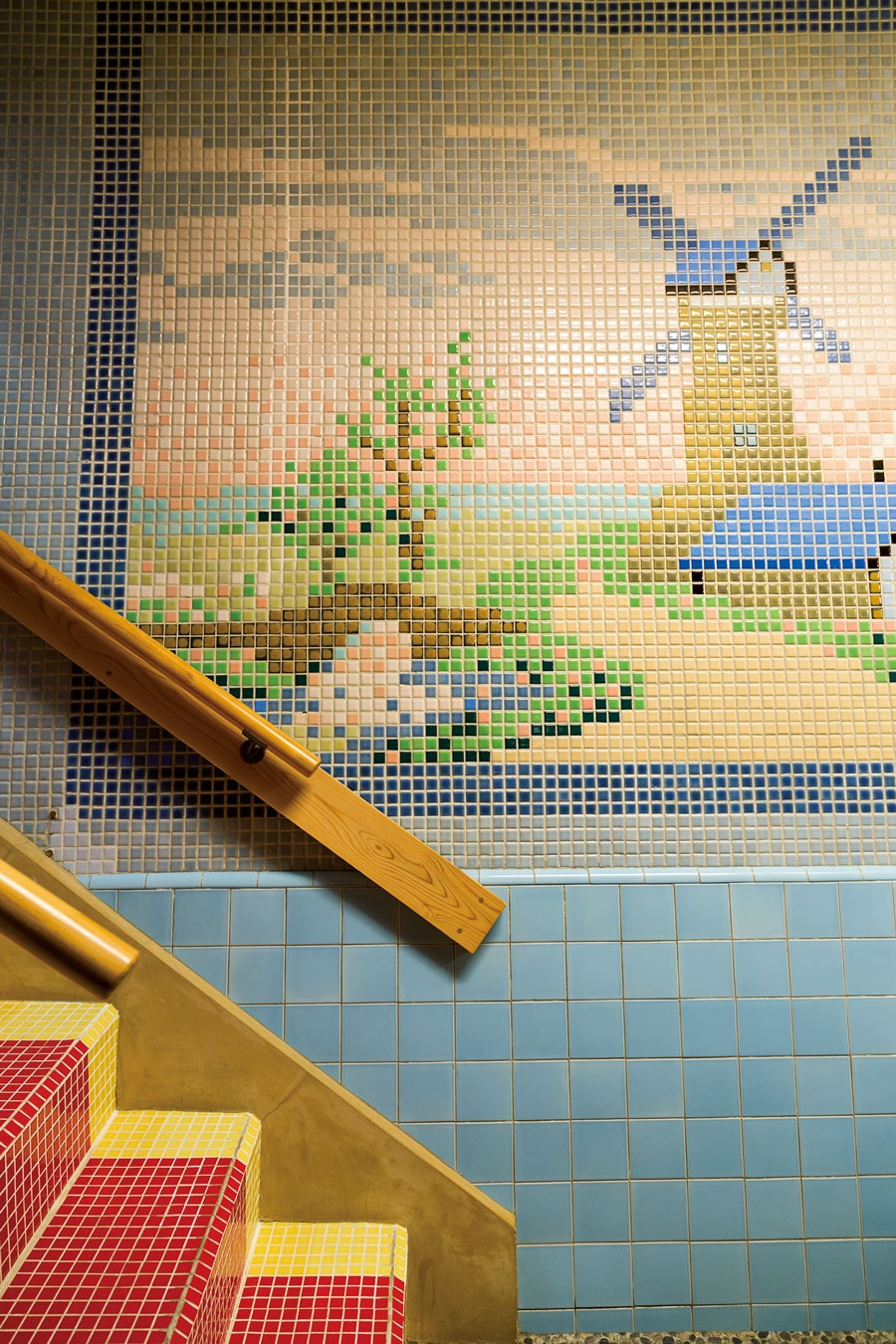 【登録有形文化財の宿 名泉鍵湯 奥津荘】地下の4つの浴室へ通じる階段とその壁はタイル貼り。現在でも台風などで川が増水すると、地下が水浸しになってしまう。タイルは、すぐに復旧できるようにとの昔ながらの知恵。／Photo: Manami Takahashi