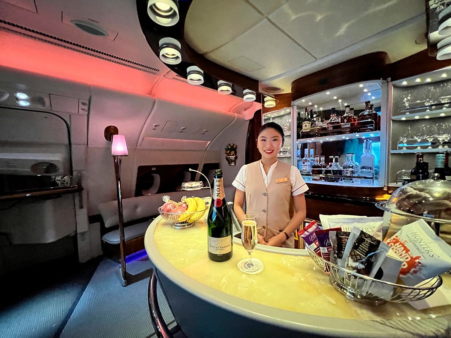 前回もご紹介したA380型機広報のバーラウンジ。窓側にはソファ席が。非常口の扉の前にもカウンターが設置されている。