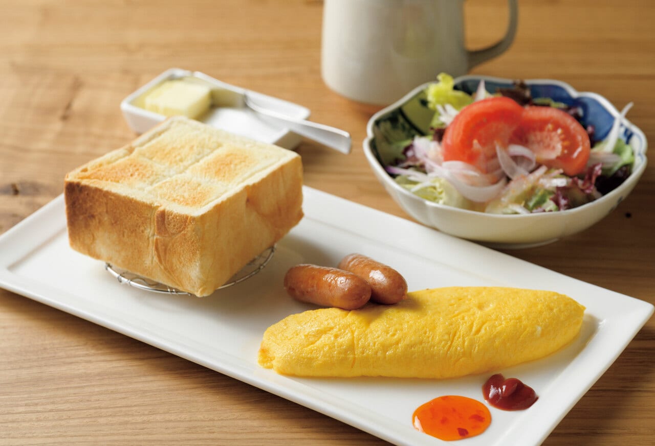 「ペリカンパントーストセット」1,400円。ペリカン食パン厚切り一枚と好きな卵料理、サラダ、ウインナーなど。