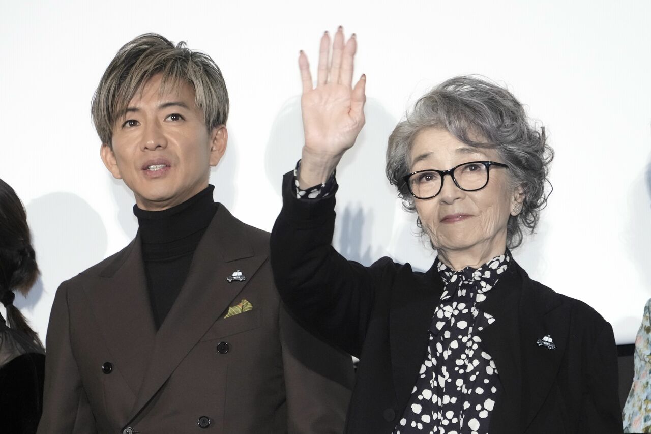2025年、映画『TOKYOタクシー』初日舞台挨拶での木村拓哉と倍賞千恵子　©時事通信社
