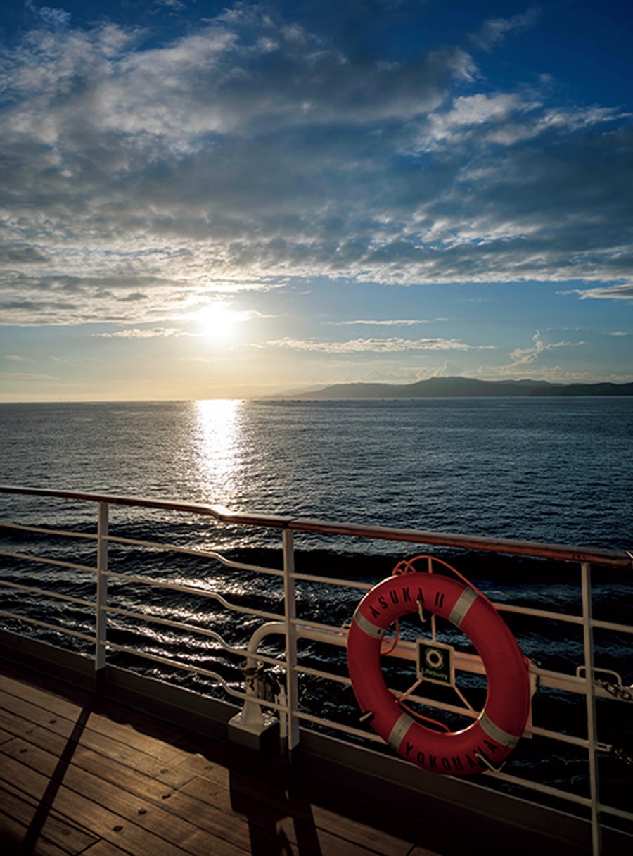 時間によって表情を変える海を眺めるのも船旅の醍醐味。