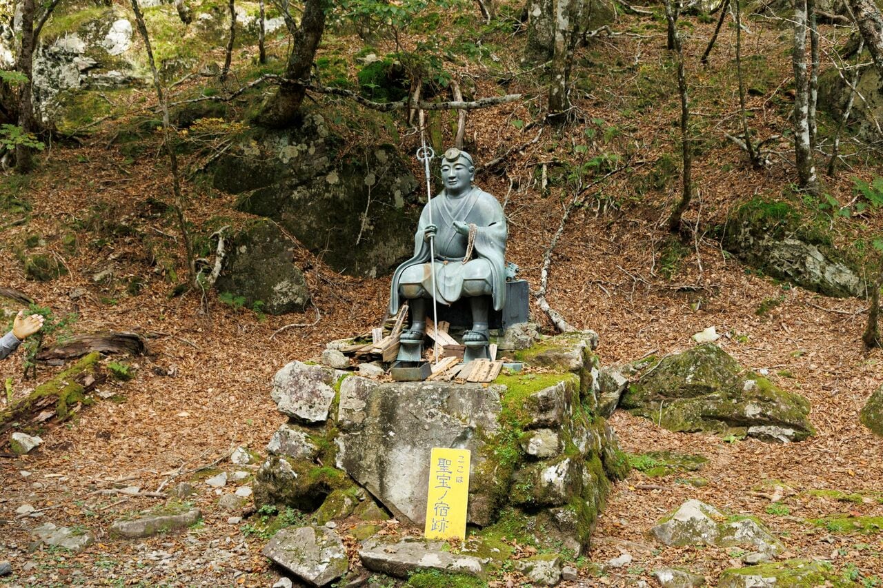 登山道にたたずむ真言宗の僧・聖宝（しょうぼう）の像。修験道再興の祖といわれる。