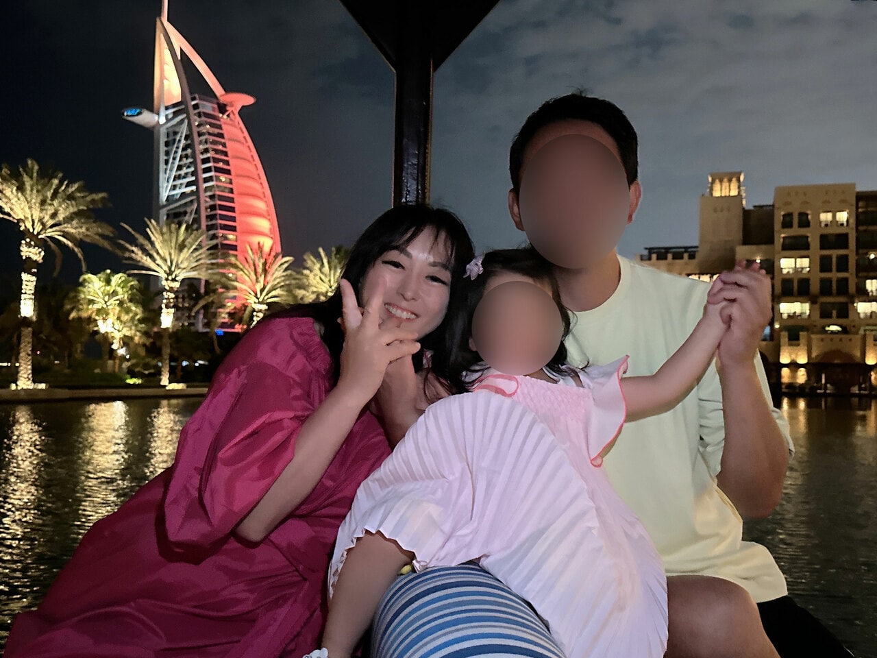 家族3人で過ごすドバイの夜（本人提供）