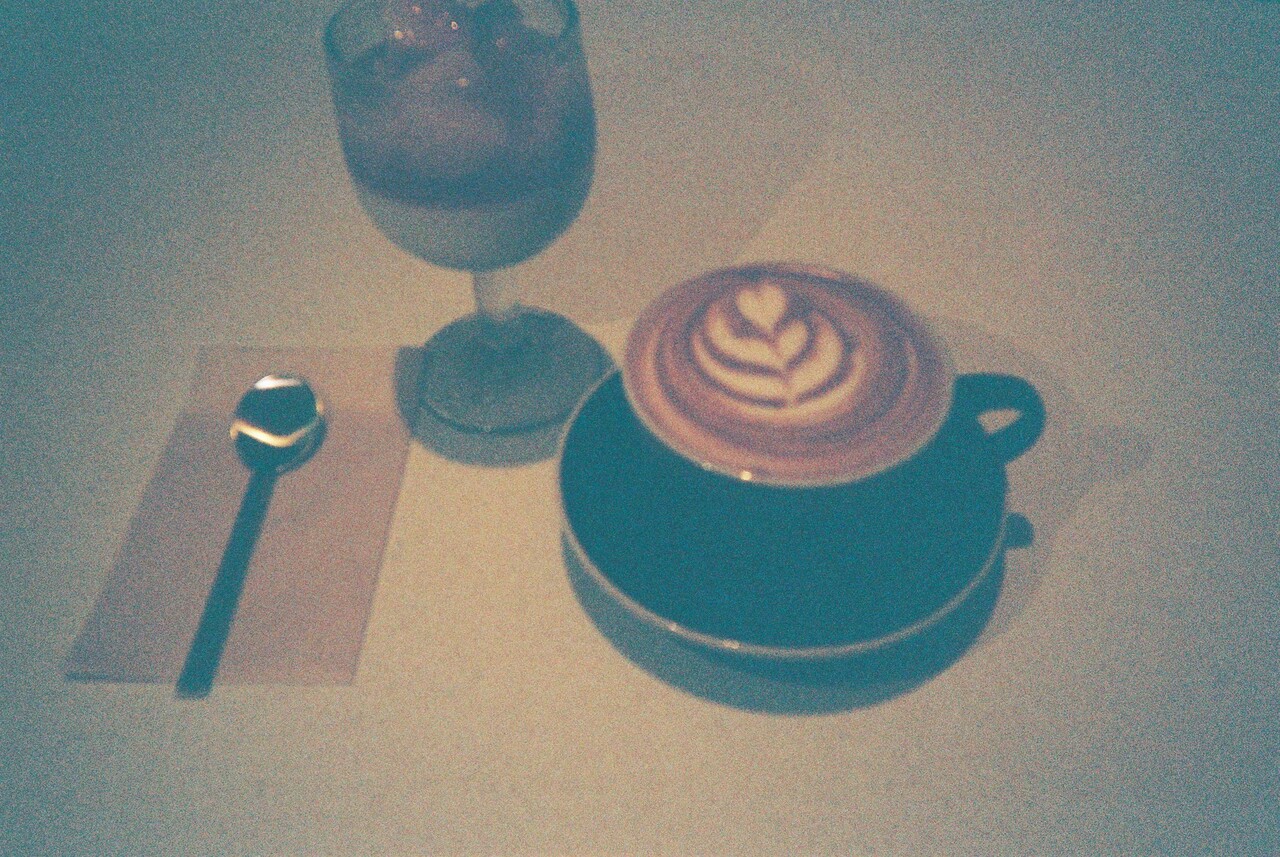 新潟駅近くのカフェにて、ほっと一息。店内はレコードが流れていてゆったりとした空間だった。