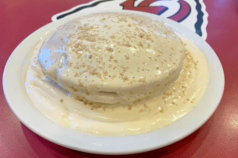 口に運ぶと香ばしいナッツの香りが！　甘さも程よくソースも見た目に反して軽め♡