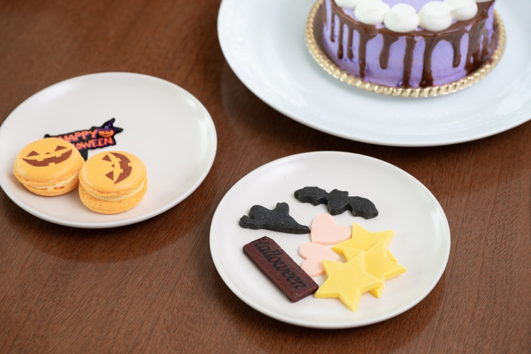 クッキーやマカロンのトッピングが別添えに。