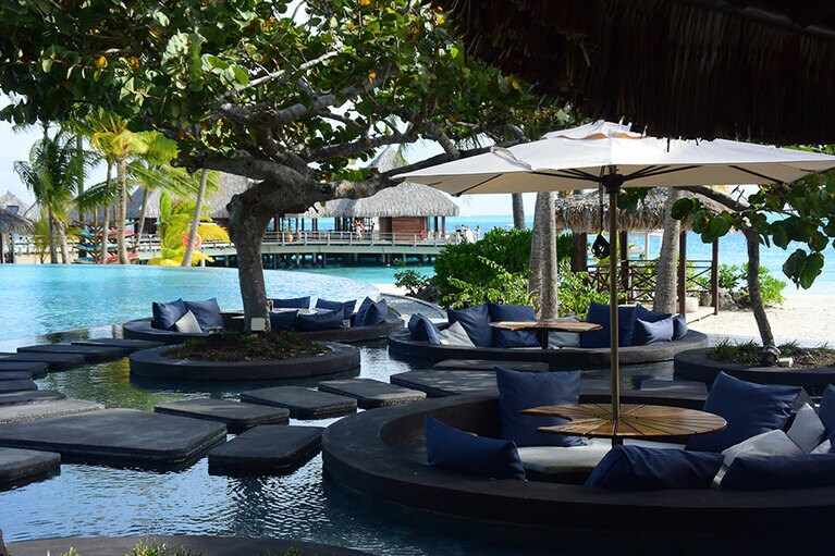 プール水面から掘り下げたようなサンケンソファもある「タムレ ビーチ グリル」。