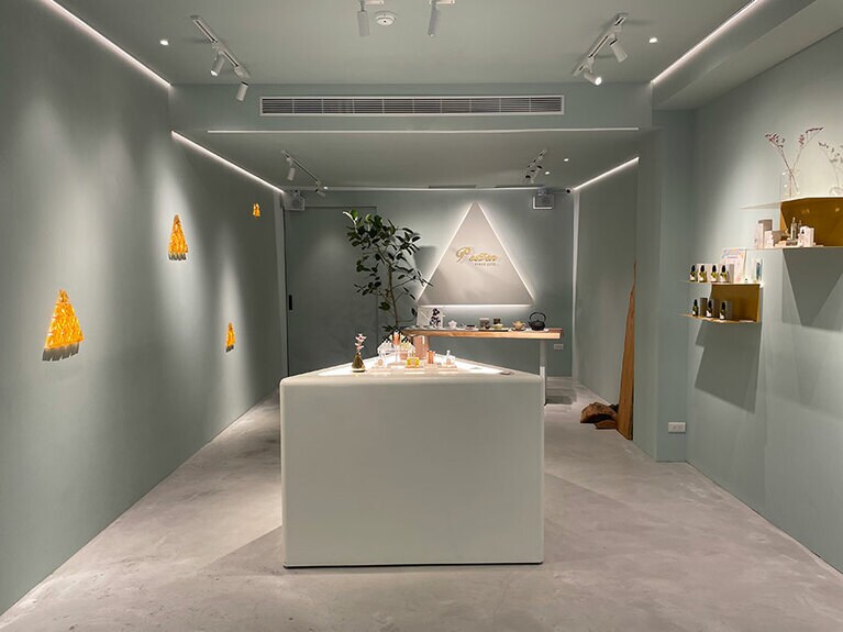 すっきりとしたデザインの店内。壁の照明は、ヒビが入ってしまった香水のボトルを再利用したもの。