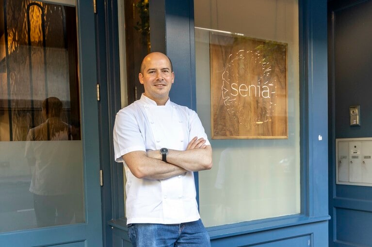 オアフ島の人気レストラン、「セニア」のオーナーシェフ、アンソニー・ラッシュ氏。ハワイの気候の良さに魅せられて移住しちゃった、なんて屈託なく話してくれたのが忘れられない。撮影／Akira Kumagai