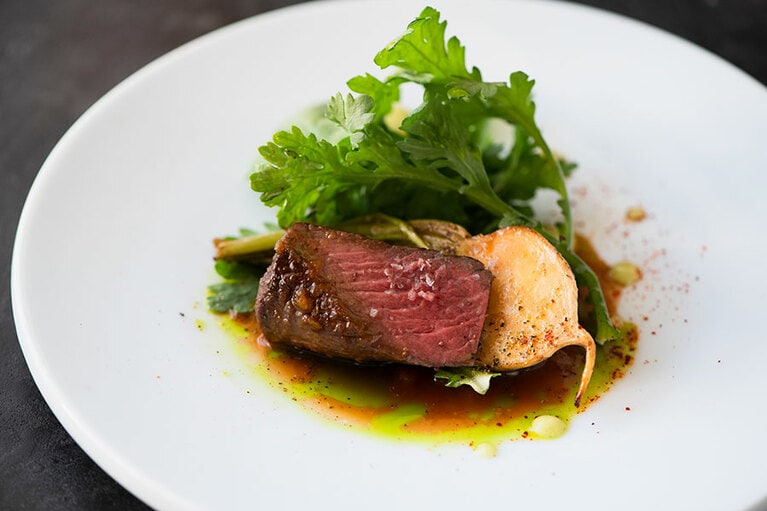 「えぞ鹿のもも肉ロースト、りんごとマルサラ酒のソース」1,800円。