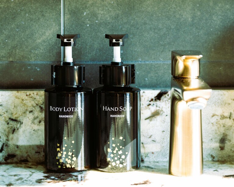 バスアメニティはホテルオリジナルの香り。切符の切り込みが描かれたパッケージも楽しい。